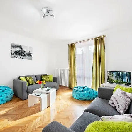 Large Family Esterlicia פראג